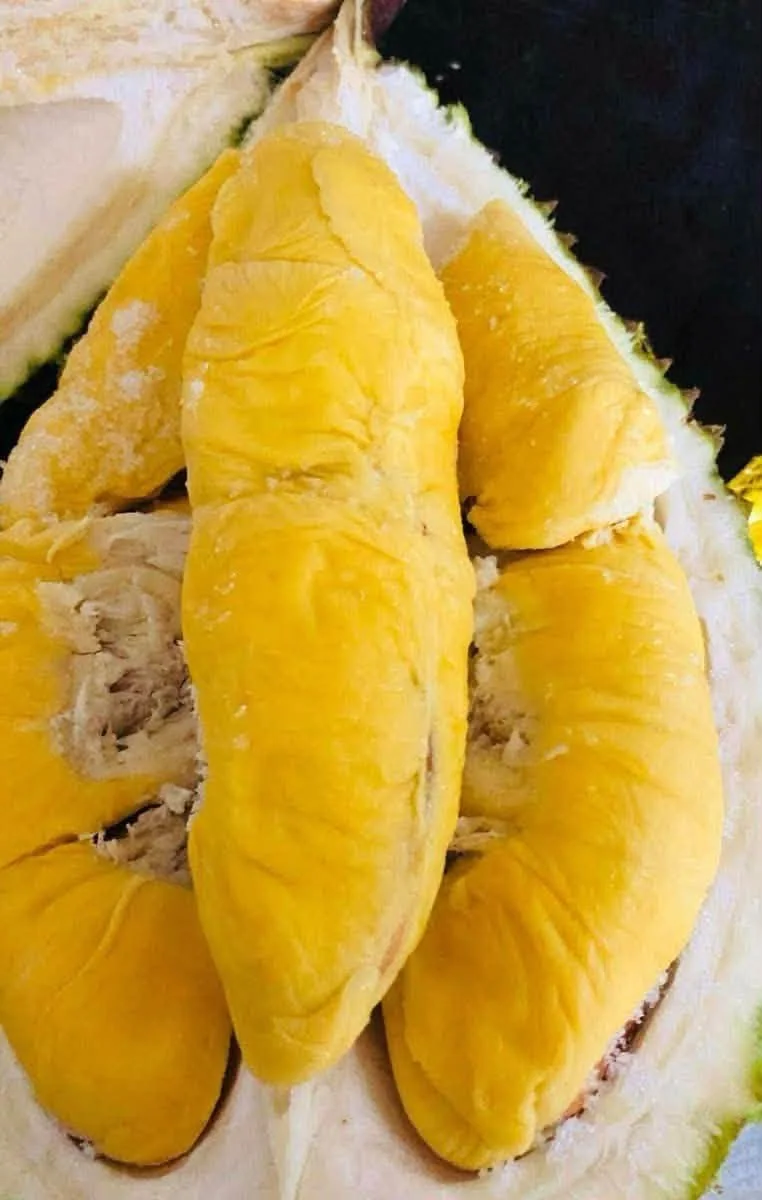 เนื้อทุเรียนสีเหลืองในเปลือก